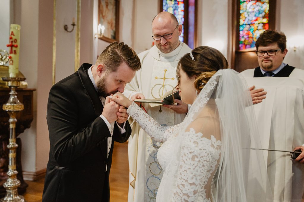 ślub w kościele św. Jana Vianneya na Sołaczu